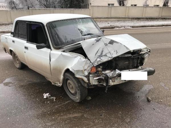 В Ессентуках в столкновении «Жигулей» и микроавтобуса пострадал мужчина
